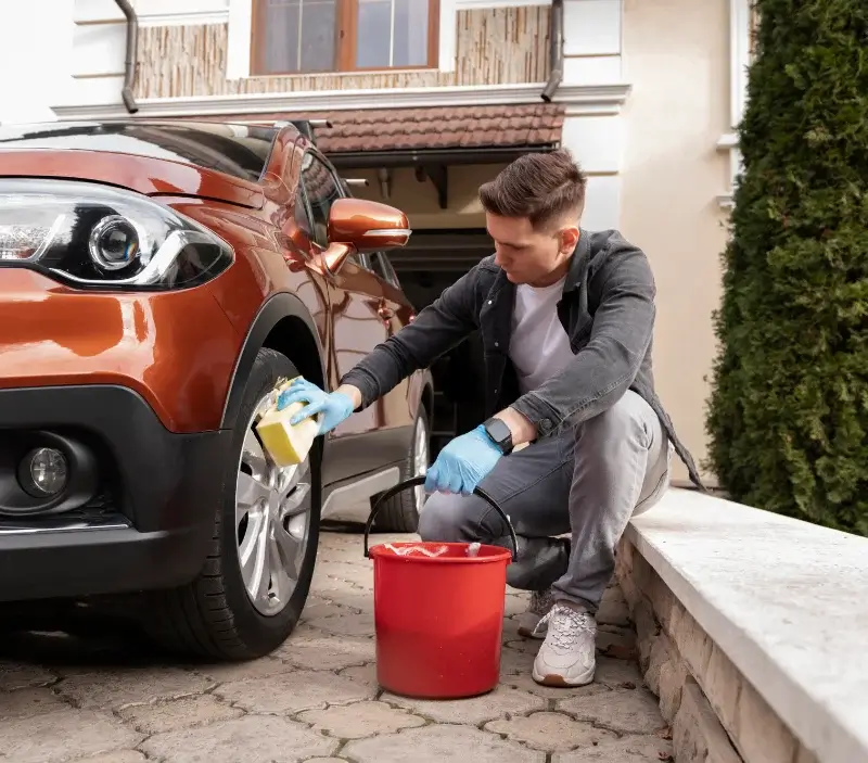 Lavage auto à domicile Vogelgrun : professionnel intervenant sur un véhicule